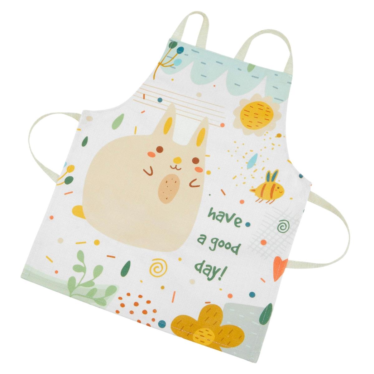 Drvena bijela kuhinja s priborom i pregačom