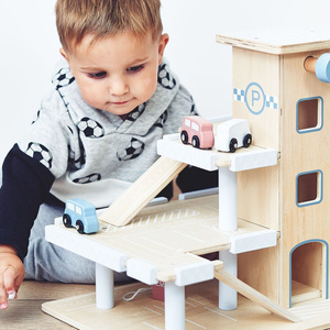 Drveni troetažni parking sa liftom - garaža sa automobilima i helikopterom