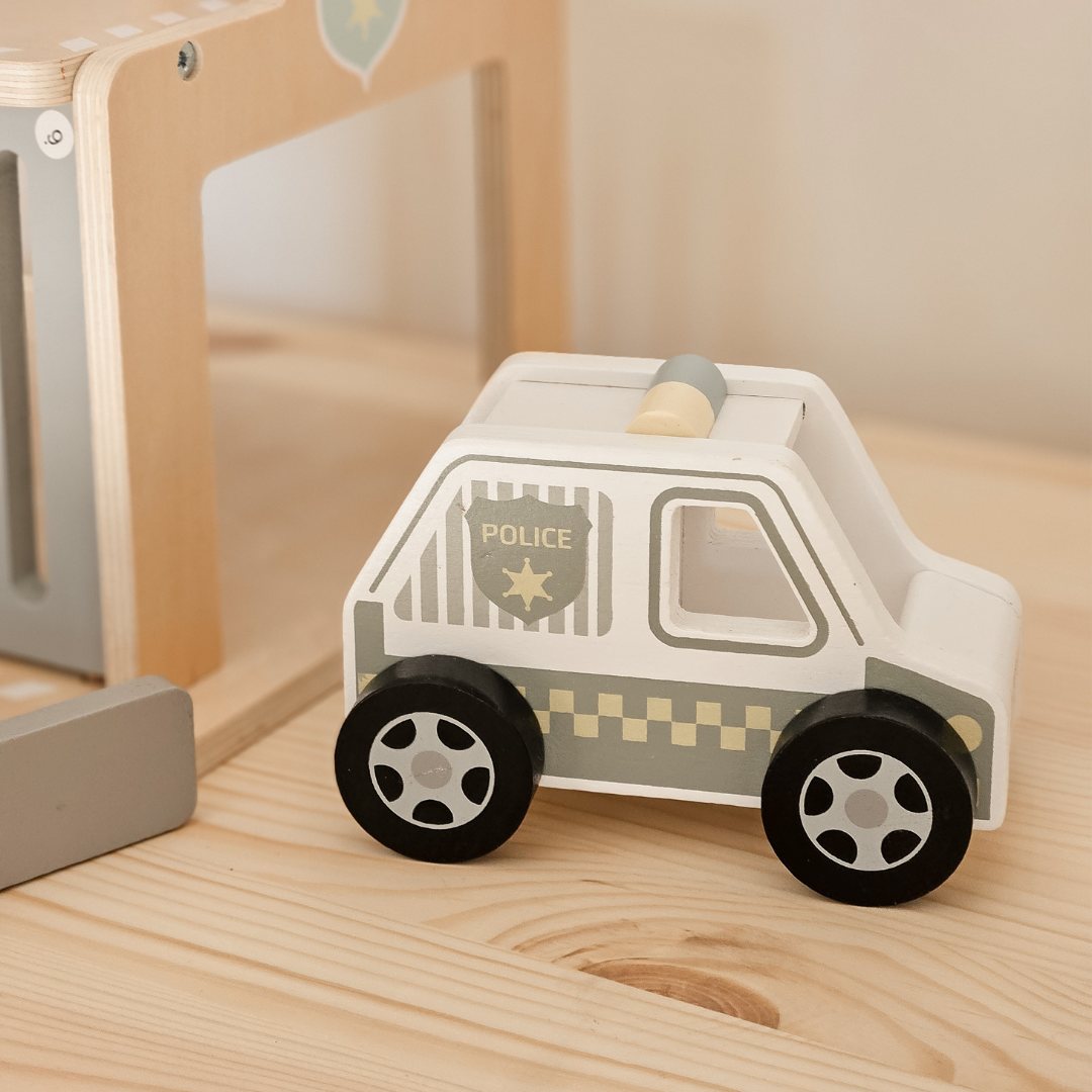 Drvena policijska postaja s dodacima