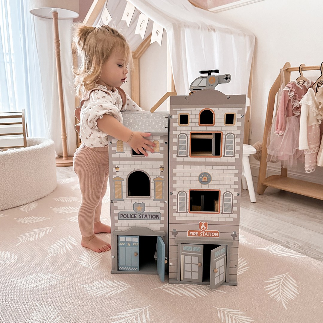 Veliki sklopivi vatrogasni dom s policijskom postajom - drveni set. Vatrogasna i policijska postaja s priborom.