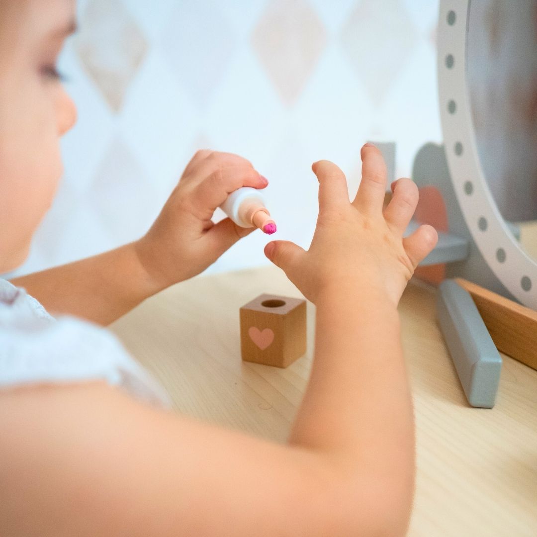 Drveni toaletni stol sa stolicom i dodacima