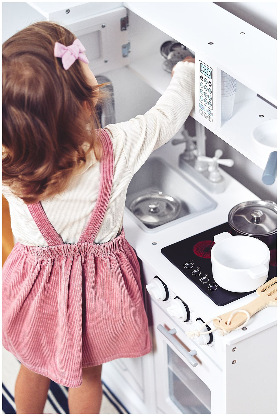 Veliki drveni bijeli kuhinjski dodaci i pregača