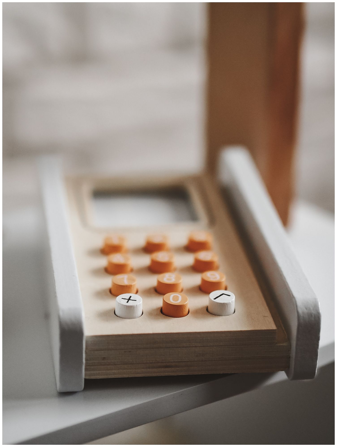 Trgovina mješovitom robom - drveni štand sa kutijama, blagajnom i terminalom