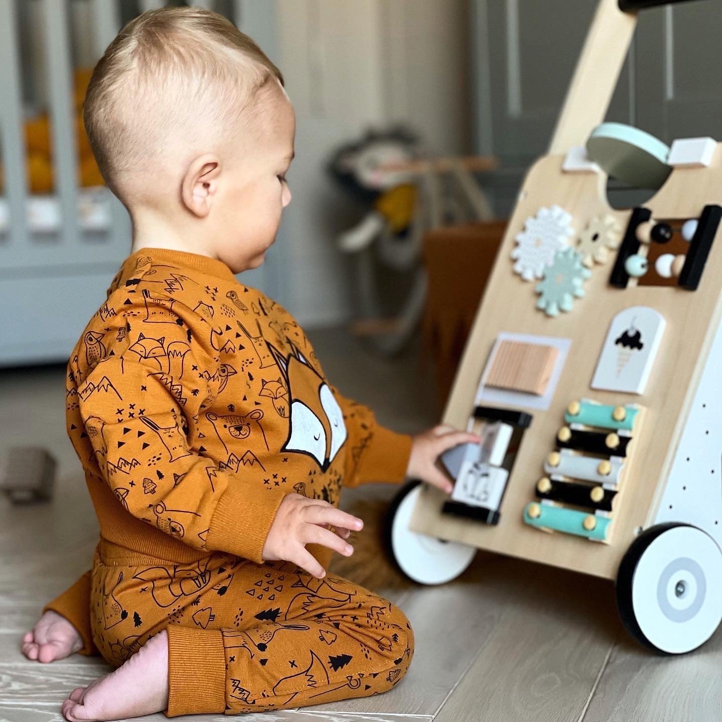 Drvena, edukativna hodalica/guralica za djecu - manipulativna ploča