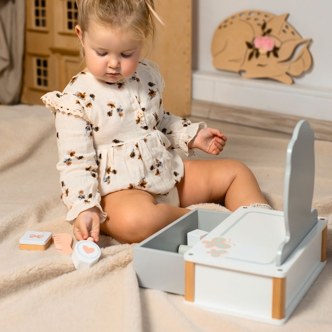 Drveni toaletni stolić za djecu s dodacima