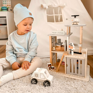 Drvena policijska postaja s dodacima