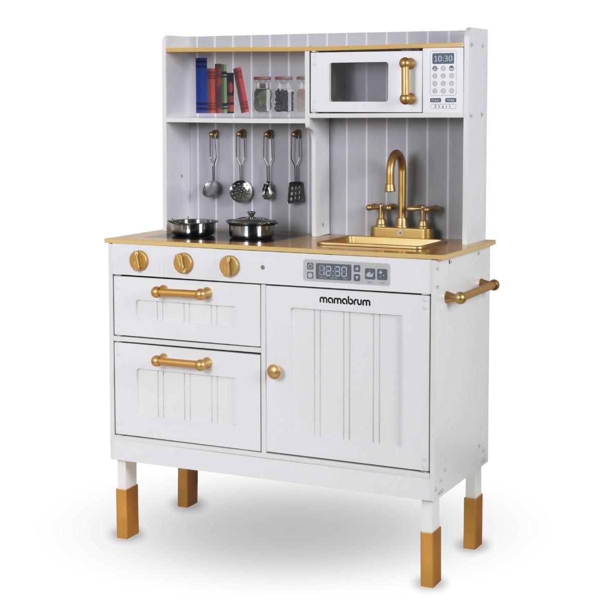 Drvena bijela kuhinja s priborom i pregačom