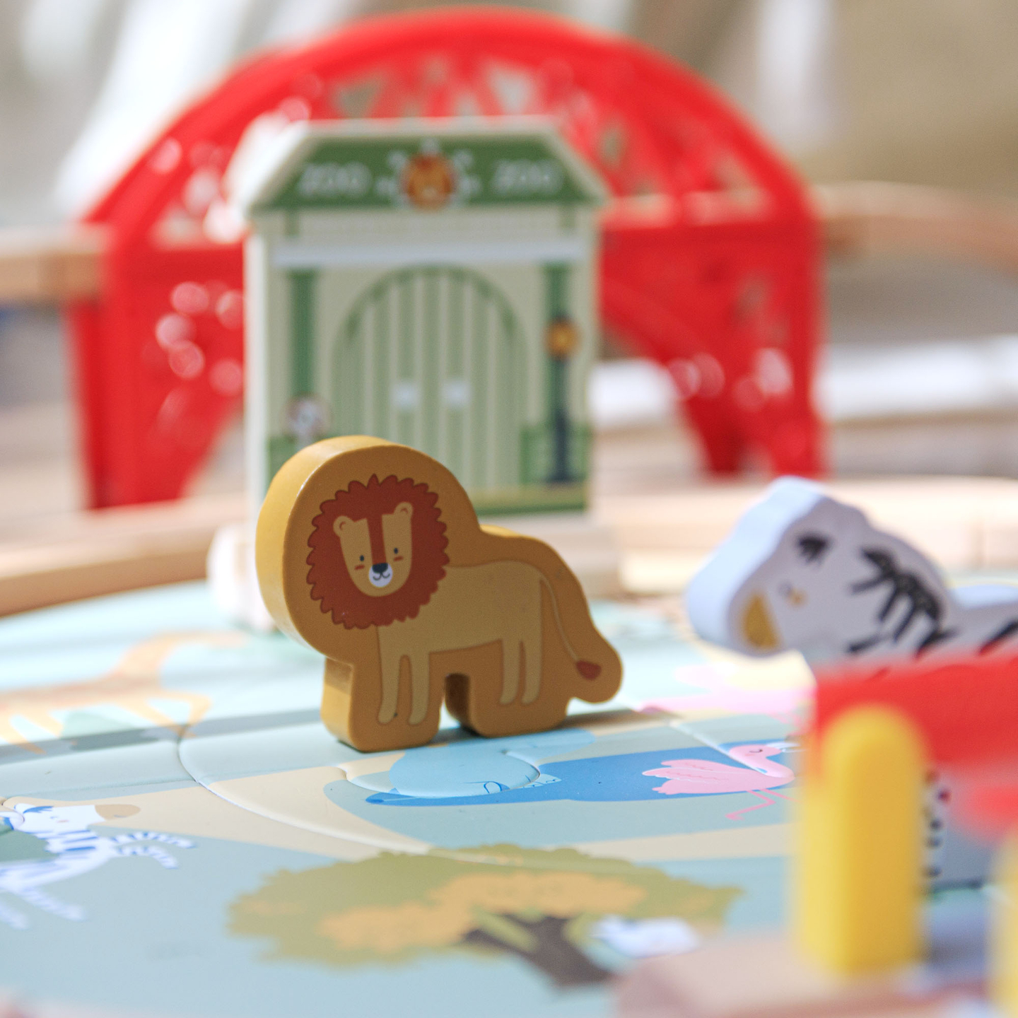 Drveni vlakić u zoološkom vrtu – slagalica, vlakić, tračnice, životinje, most, barijera