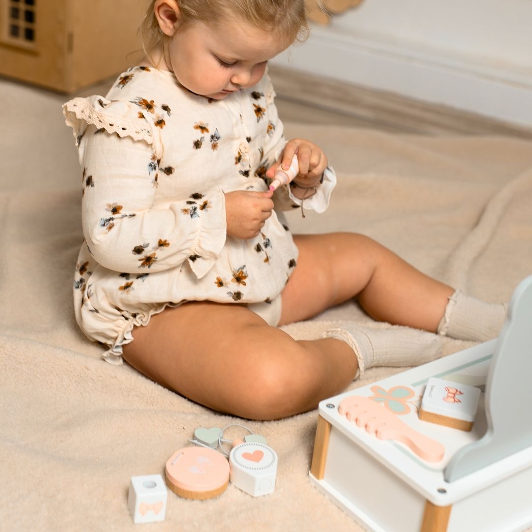 Drveni toaletni stolić za djecu s dodacima