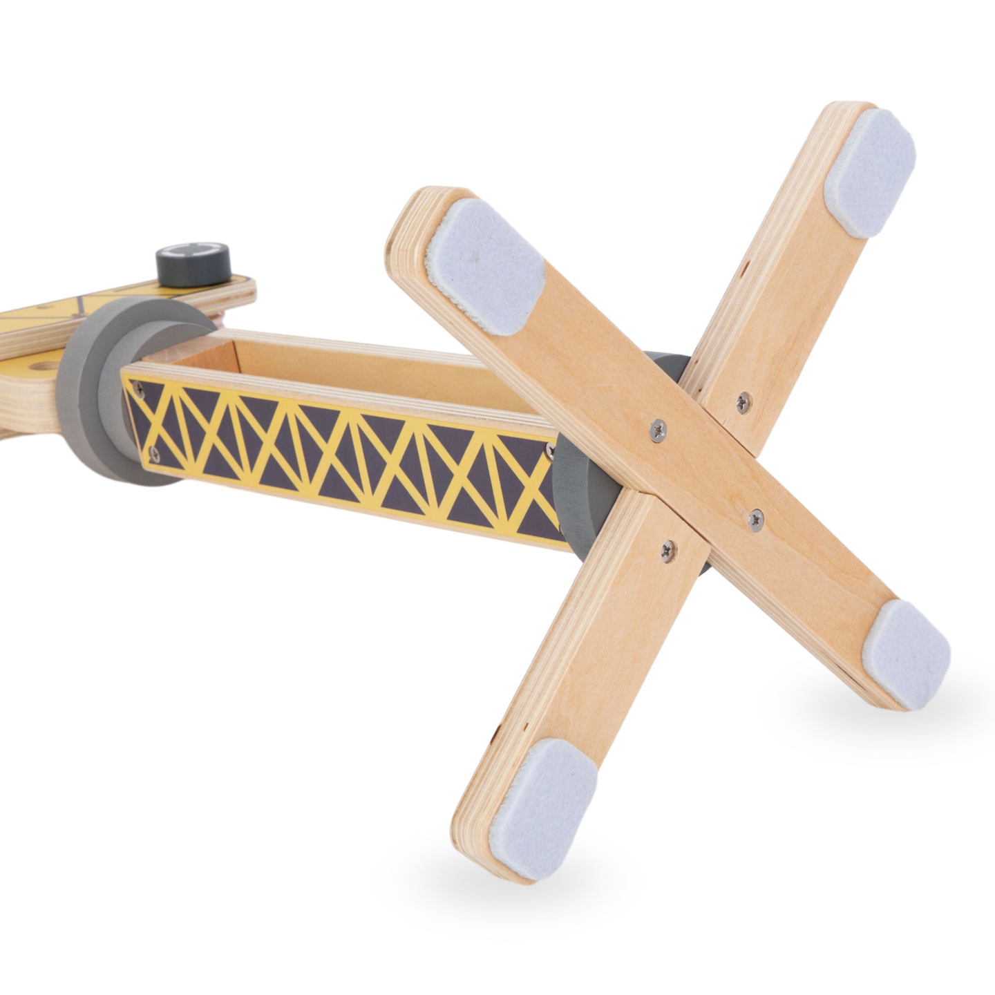 Drveno gradilište s velikim pokretnim kranom i vozilima, toranjski kran