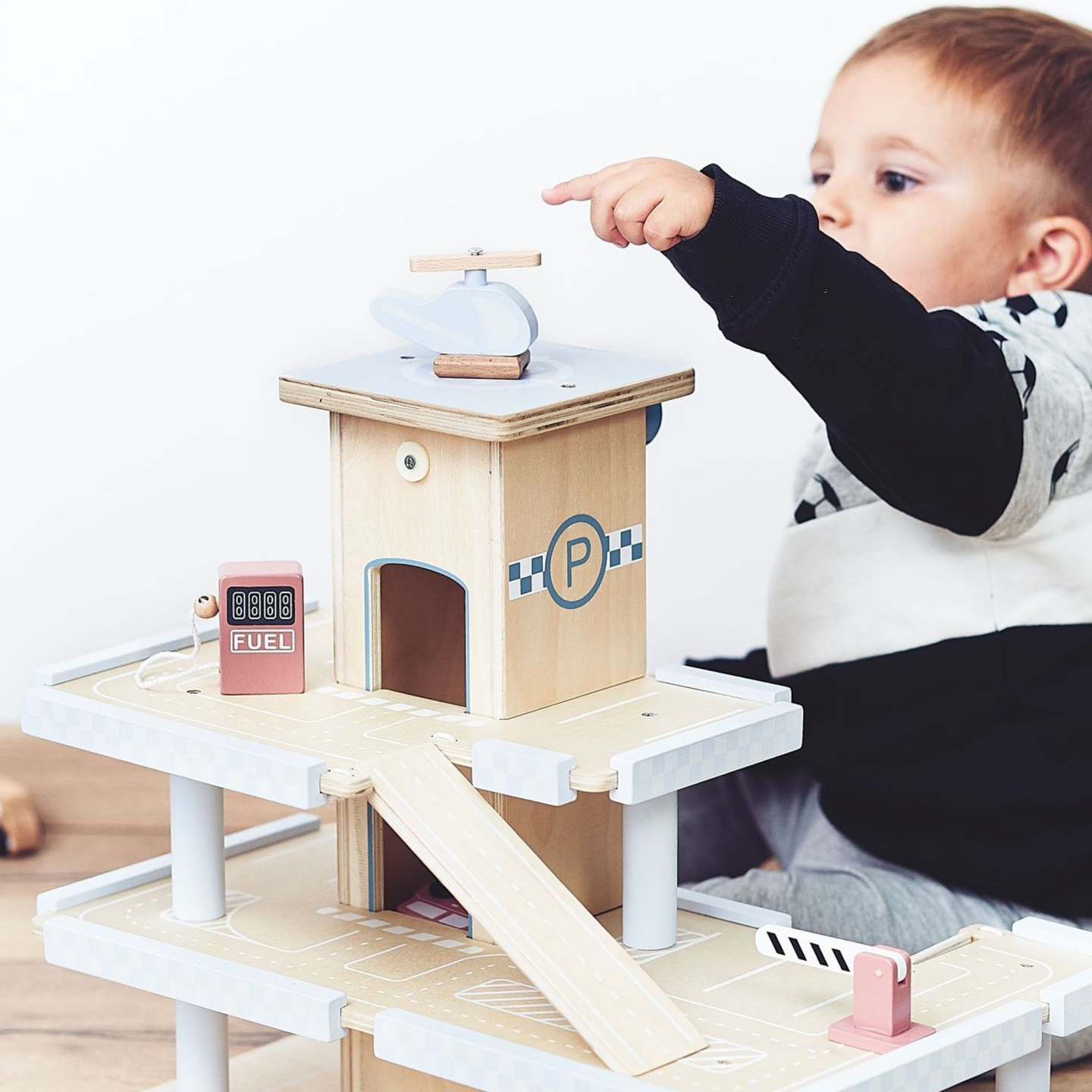 Drveni troetažni parking sa liftom - garaža sa automobilima i helikopterom