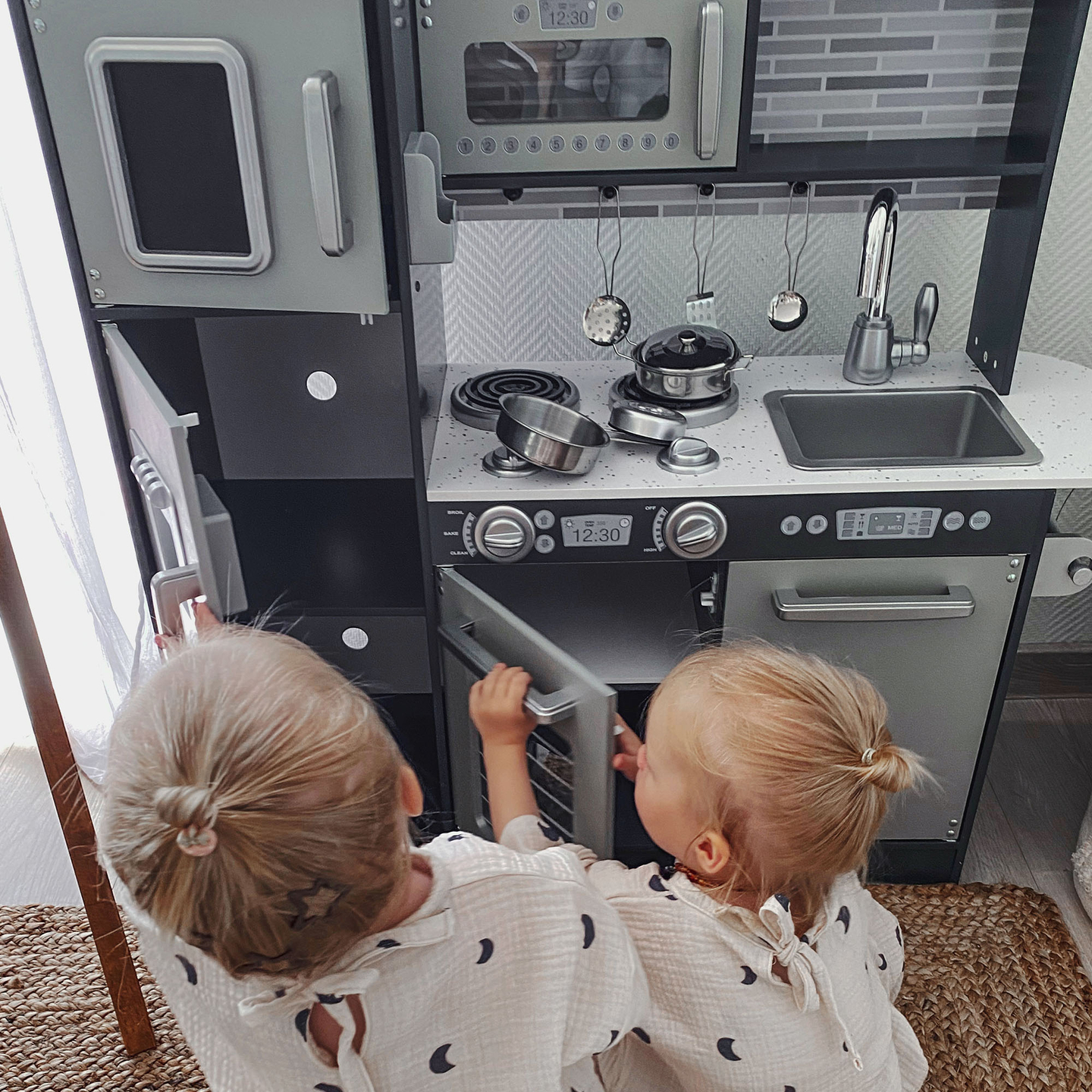 XXL drvena kuhinja s LED rasvjetom, pregačom i priborom