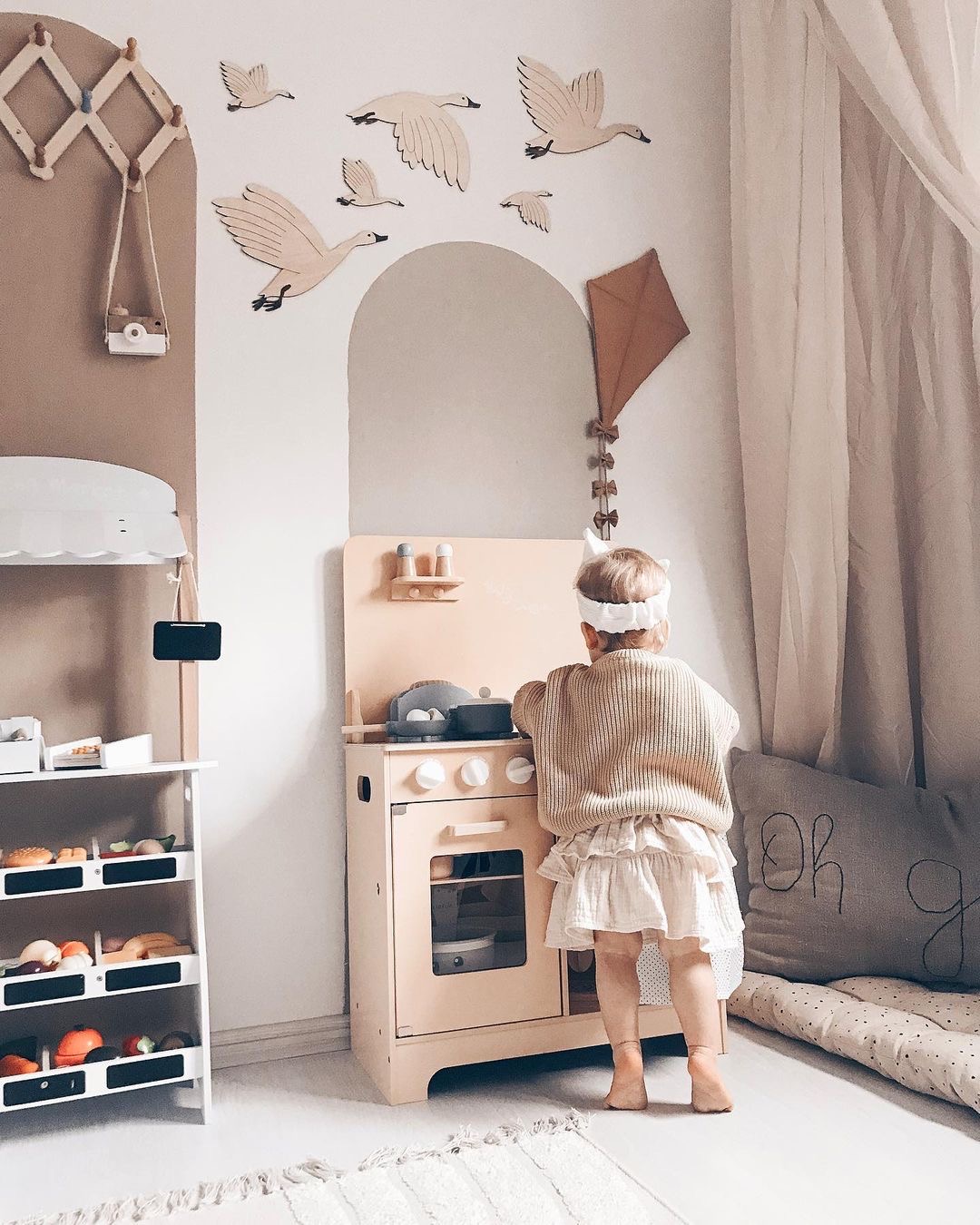 Drvena kuhinja s pregačom, dodacima i LED rasvjetom