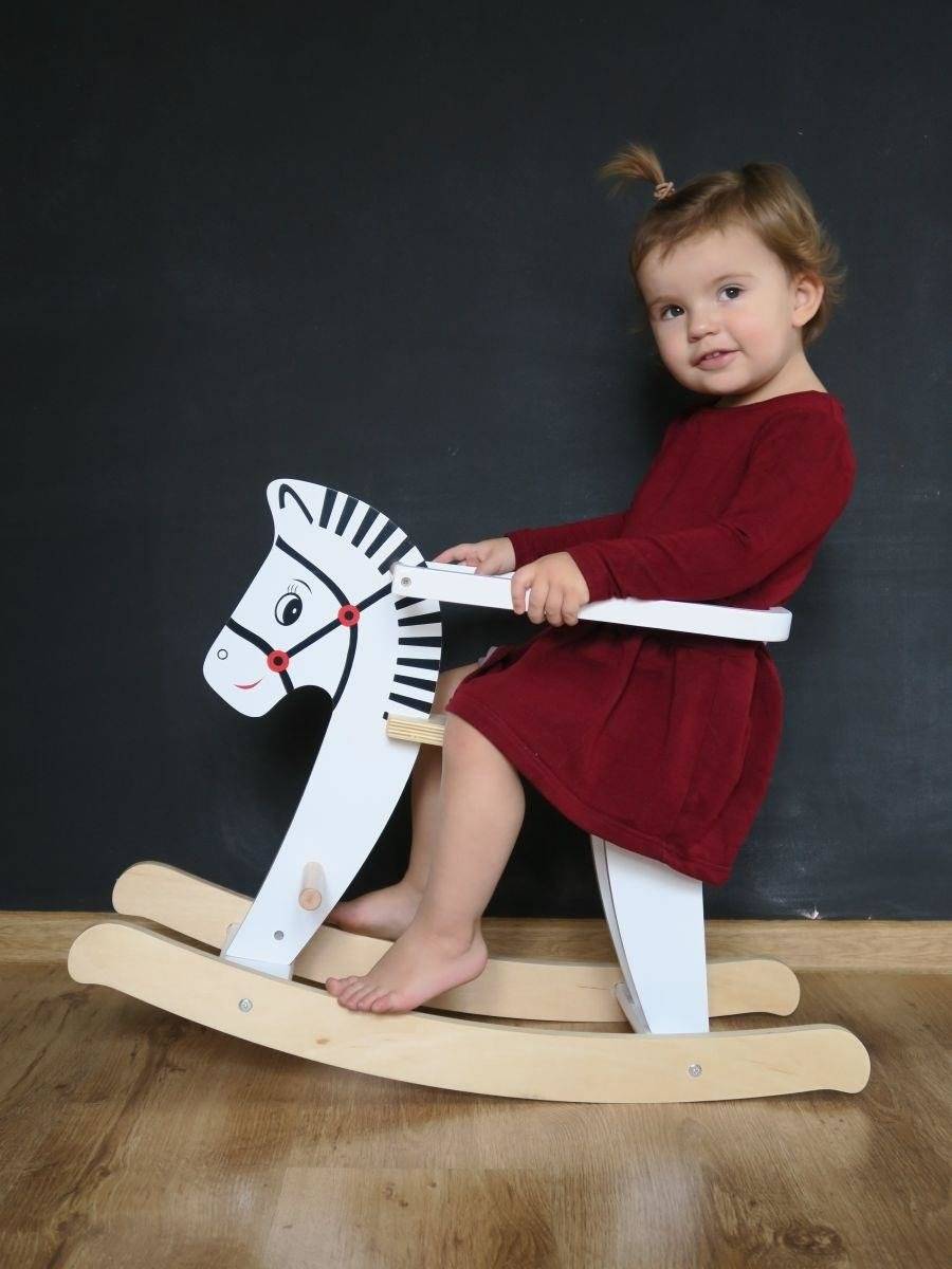 Drveni konjić za ljuljanje s ogradama K11