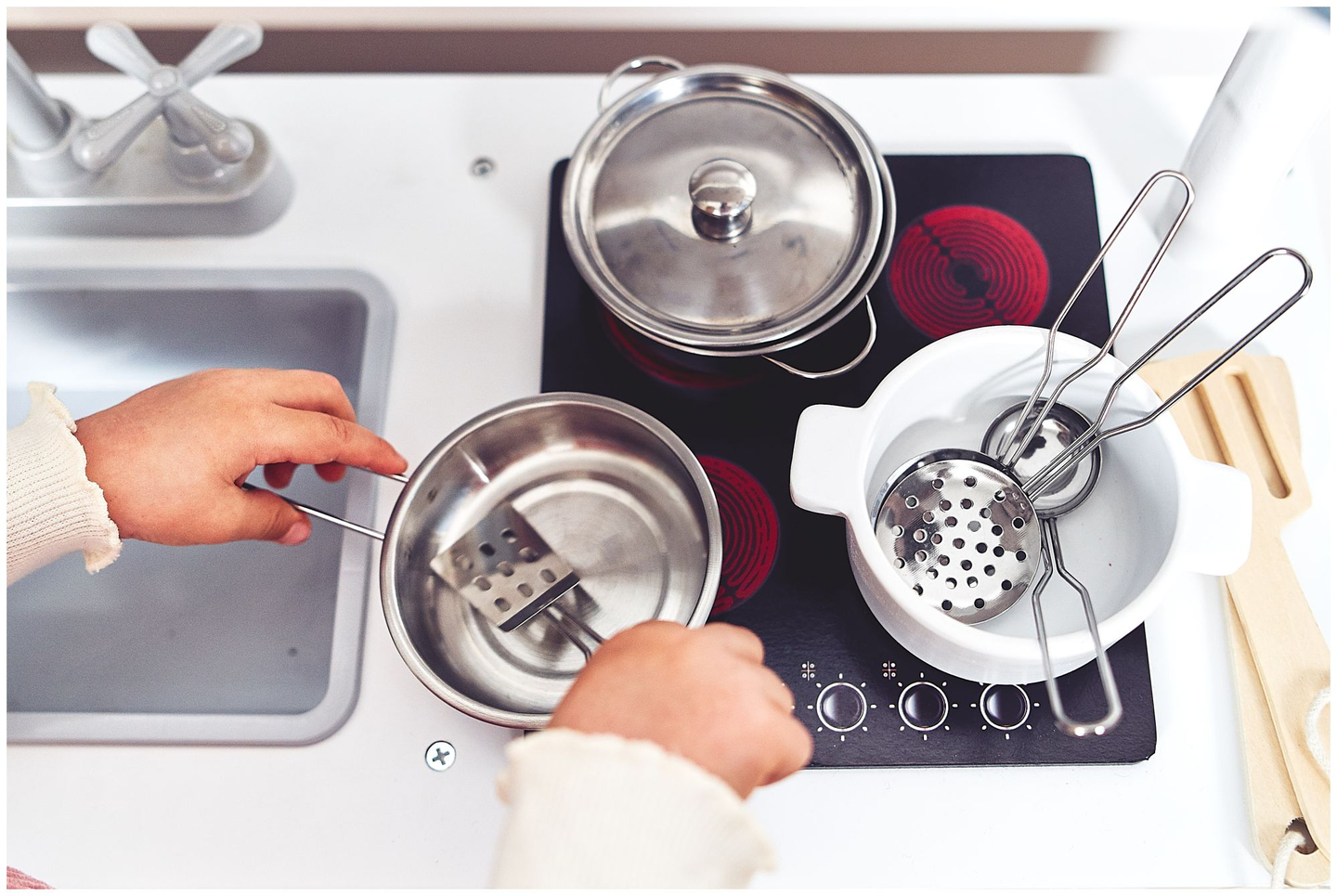 Veliki drveni bijeli kuhinjski dodaci i pregača