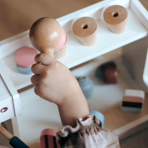 Drvena slastičarnica sa aparatom za kavu - kavana sa pratećom opremom