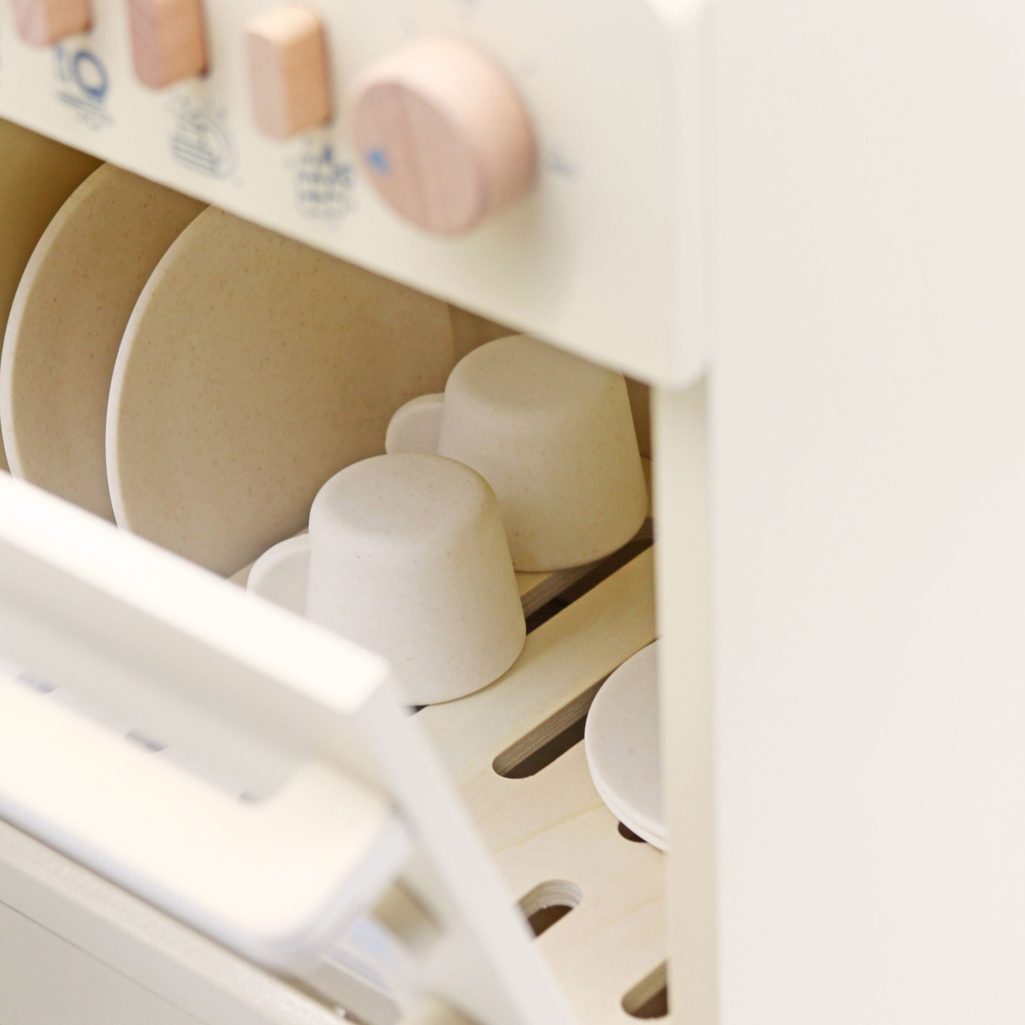 Drvena perilica posuđa s priborom