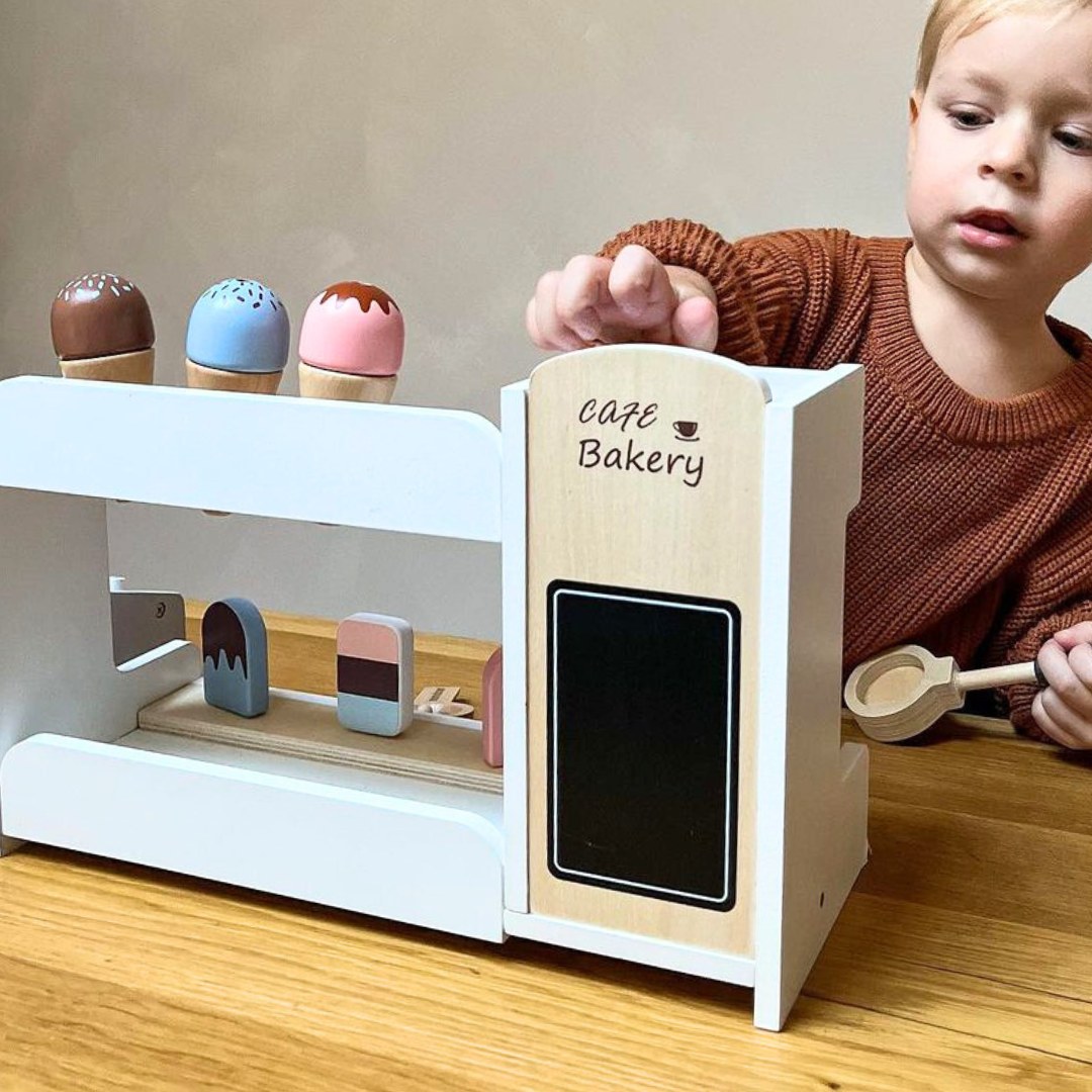 Drvena slastičarnica sa aparatom za kavu - kavana sa pratećom opremom