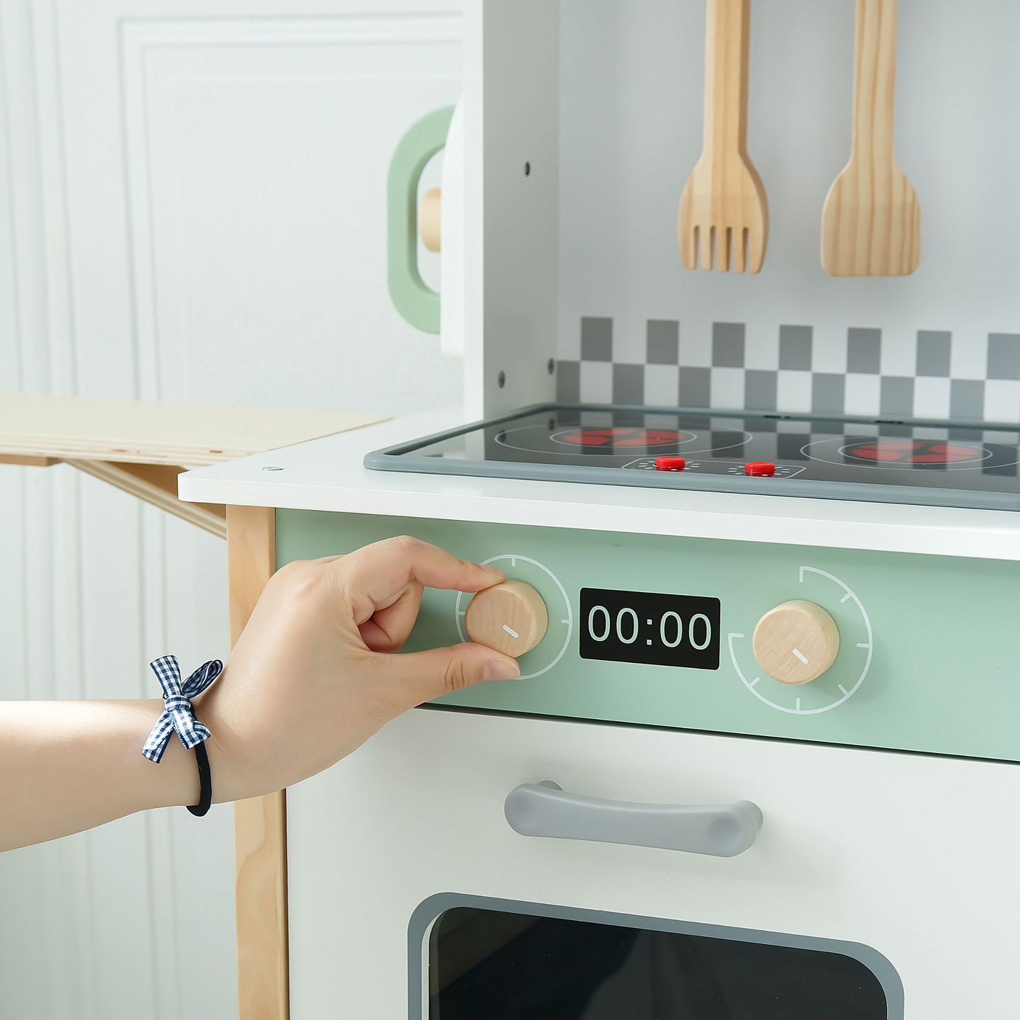 Interaktivna kuhinja s perilicom rublja, perilicom posuđa i pločom za pisanje kredom