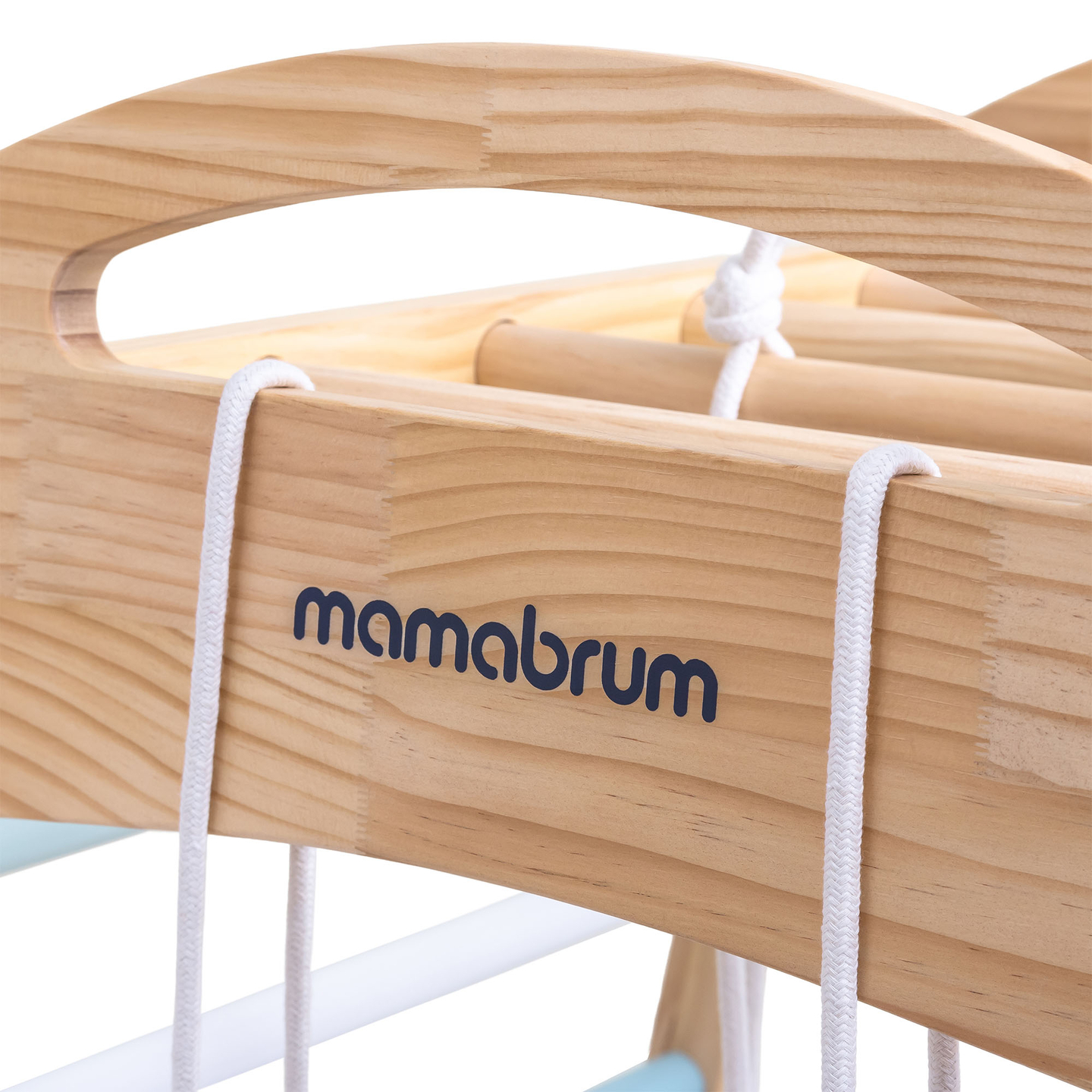 Drveno unutarnje igralište s ljuljačkom, gimnastičkim kolutovima i mrežom za penjanje