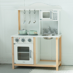 Drvena kuhinja za djecu s mikrovalnom pećnicom