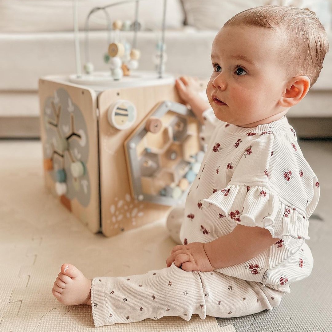 Velika drvena kocka za aktivnosti s petljom - Montessori