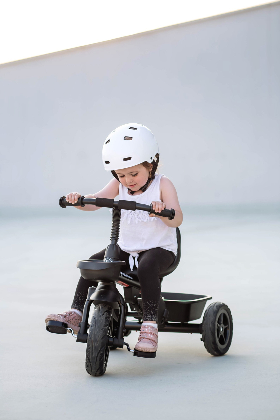 HyperMotion TOBI VECTOR tricikl - trajno napumpani kotači + potiskivač. Crna boja.