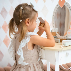 Drveni toaletni stol sa stolicom i dodacima