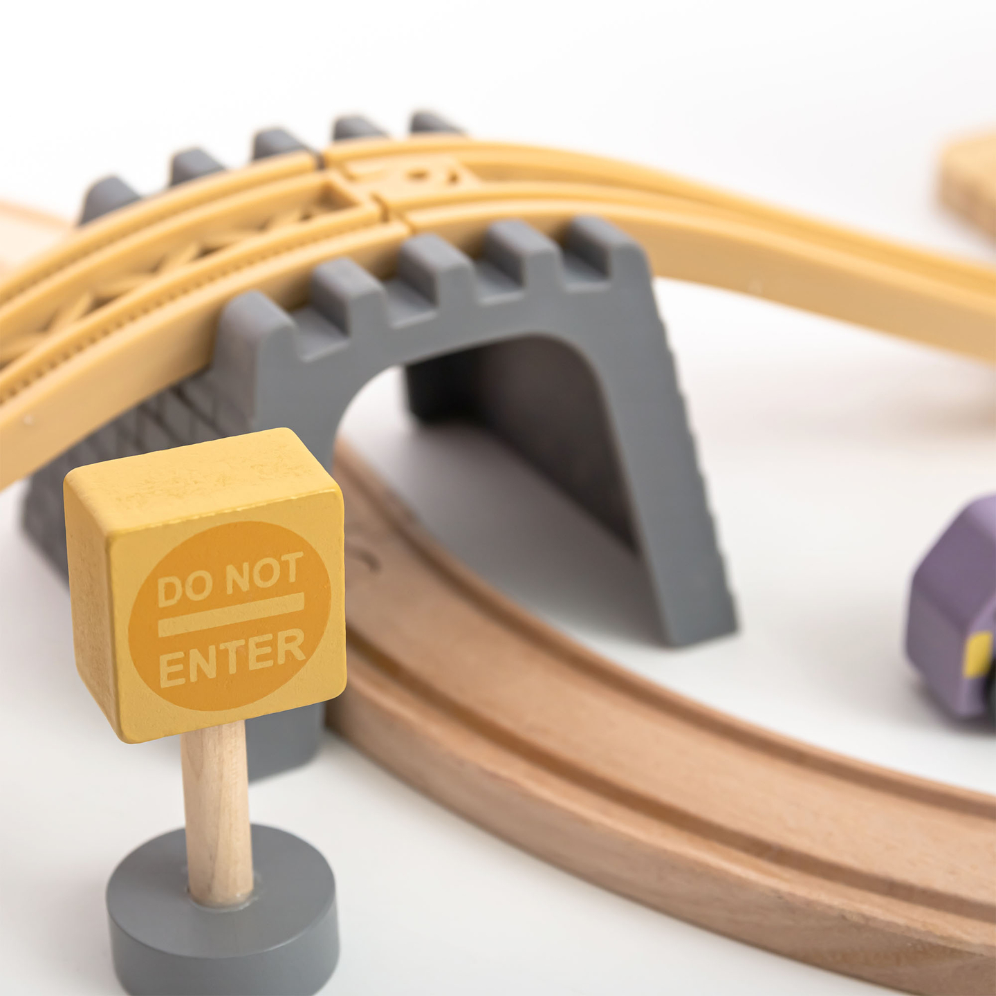 Drvena gradska željeznica s električnim vlakom - pokretna dizalica, brod, mostovi