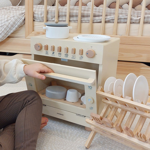 Drvena perilica posuđa s priborom