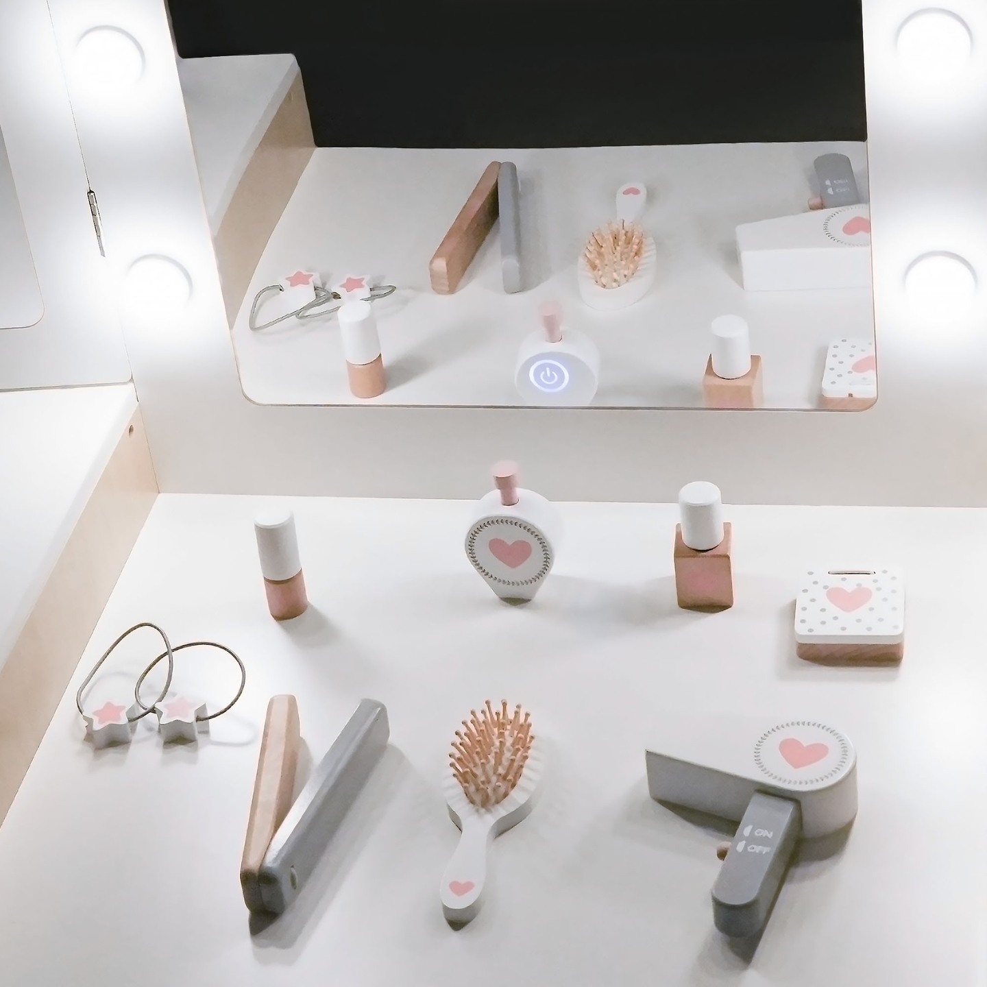 Drveni dječji toaletni stolić sa stolicom, priborom i LED rasvjetom