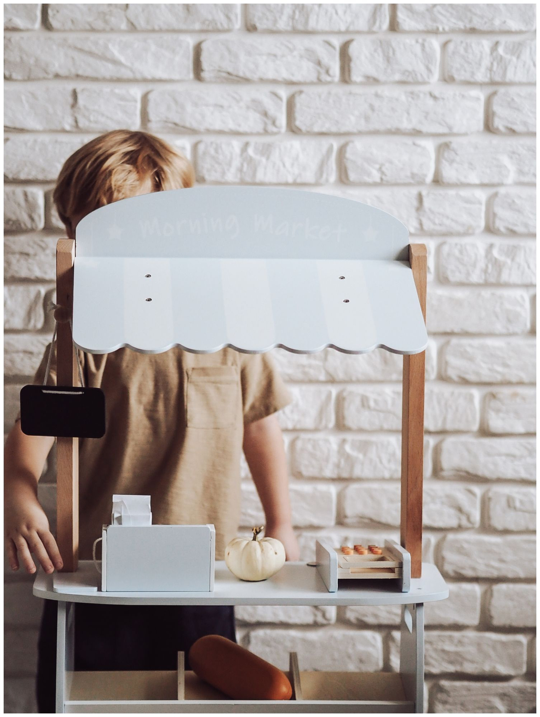 Trgovina mješovitom robom - drveni štand sa kutijama, blagajnom i terminalom