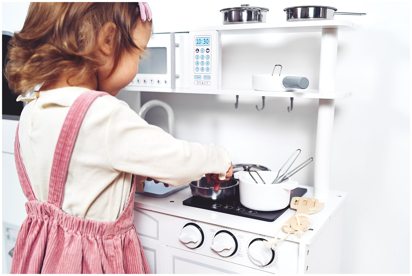 Veliki drveni bijeli kuhinjski dodaci i pregača