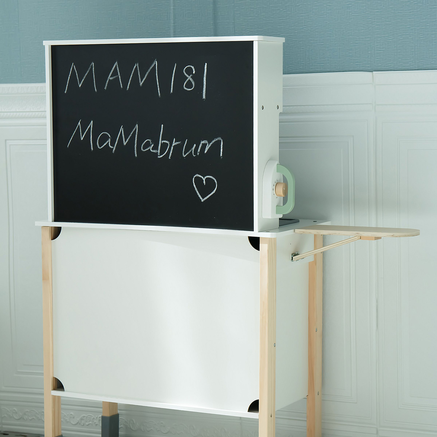 Interaktivna kuhinja s perilicom rublja, perilicom posuđa i pločom za pisanje kredom