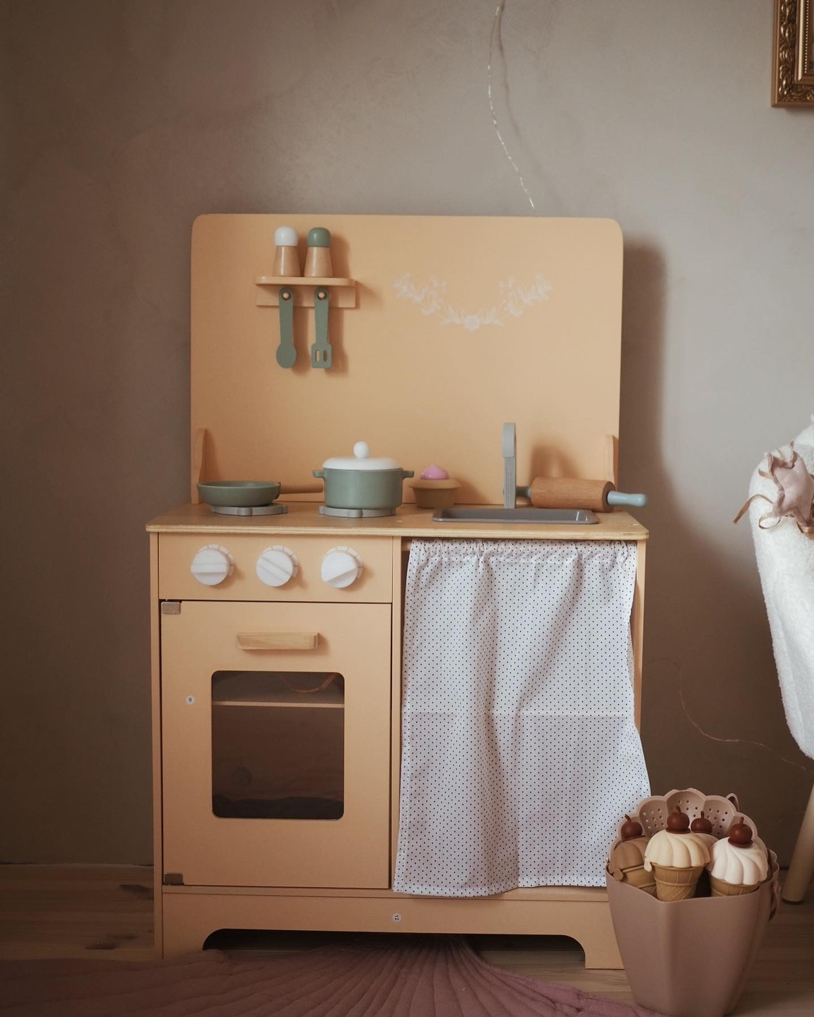 Drvena kuhinja s pregačom, dodacima i LED rasvjetom